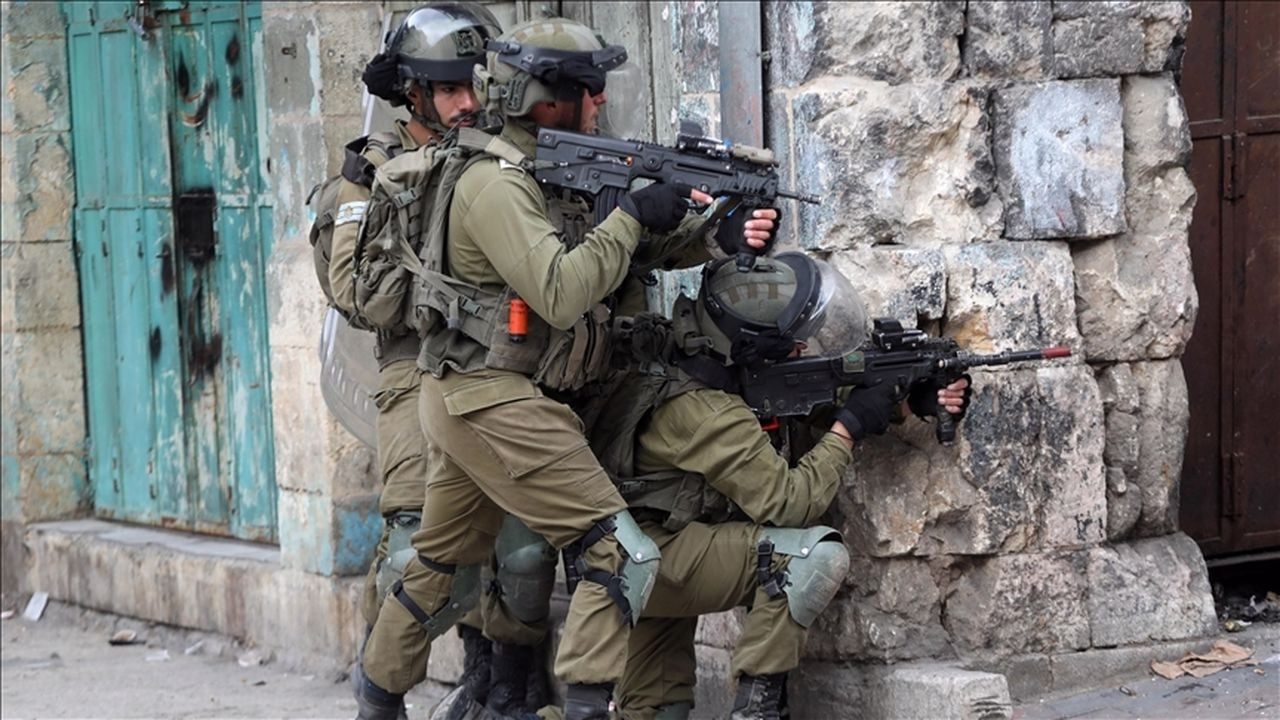 Askerler Batı Şeria'da 17 Filistinliyi yaraladı