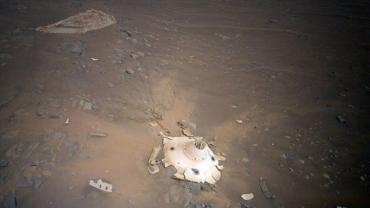 Mars'a indiren paraşütün kalıntılarını görüntüledi