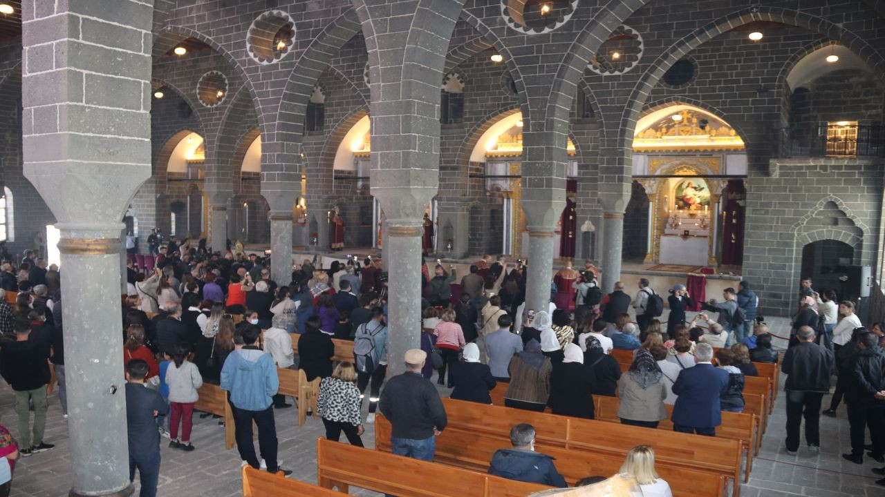 Surp Giragos Ermeni Kilisesi'nde 7 yıl sonra ayin