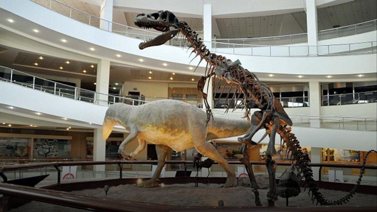 Jurassic Park'ın dinozor iskeleti satıldı