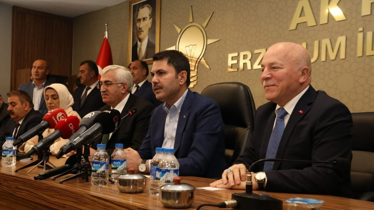 Bakan Kurum, AK Parti Erzurum İl Başkanlığın'da