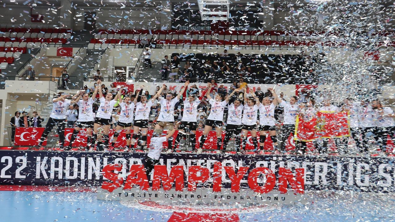 Kastamonu Belediyespor, kupasını kaldırdı