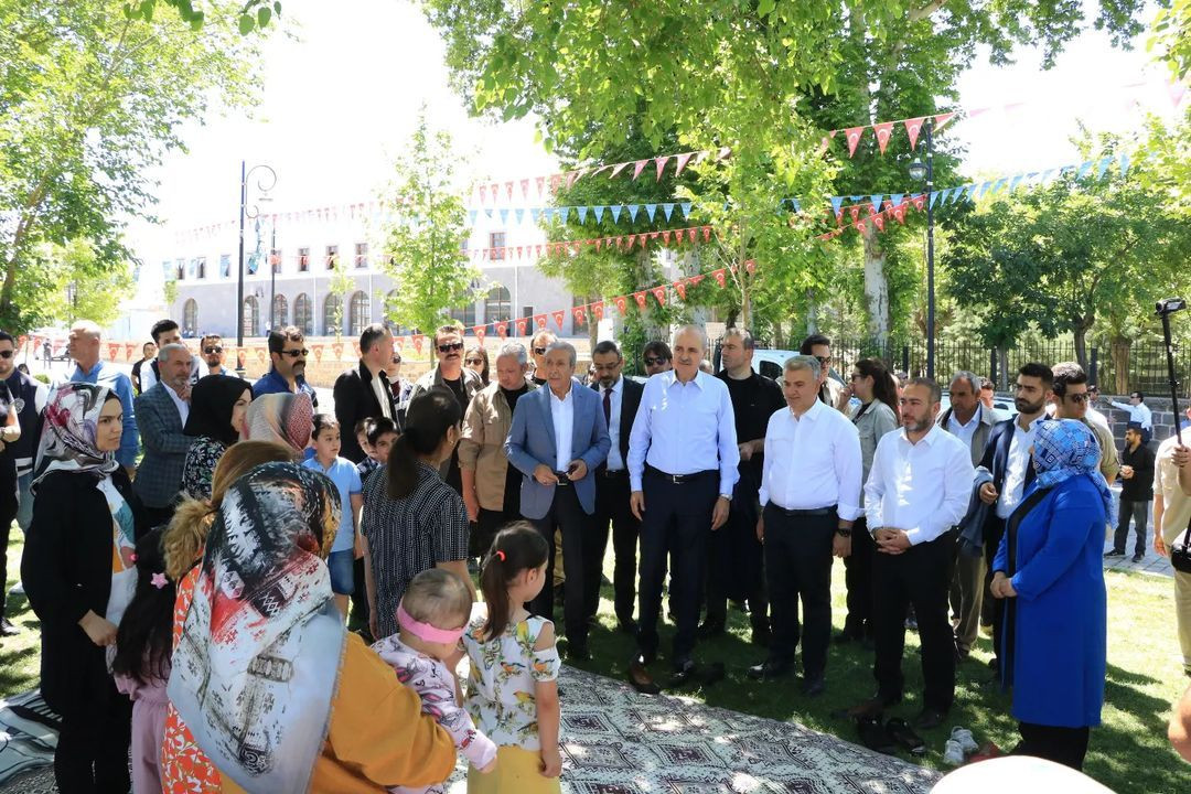 Diyarbakır Numan Kurtulmuş'u bağrına bastı - Sayfa 12