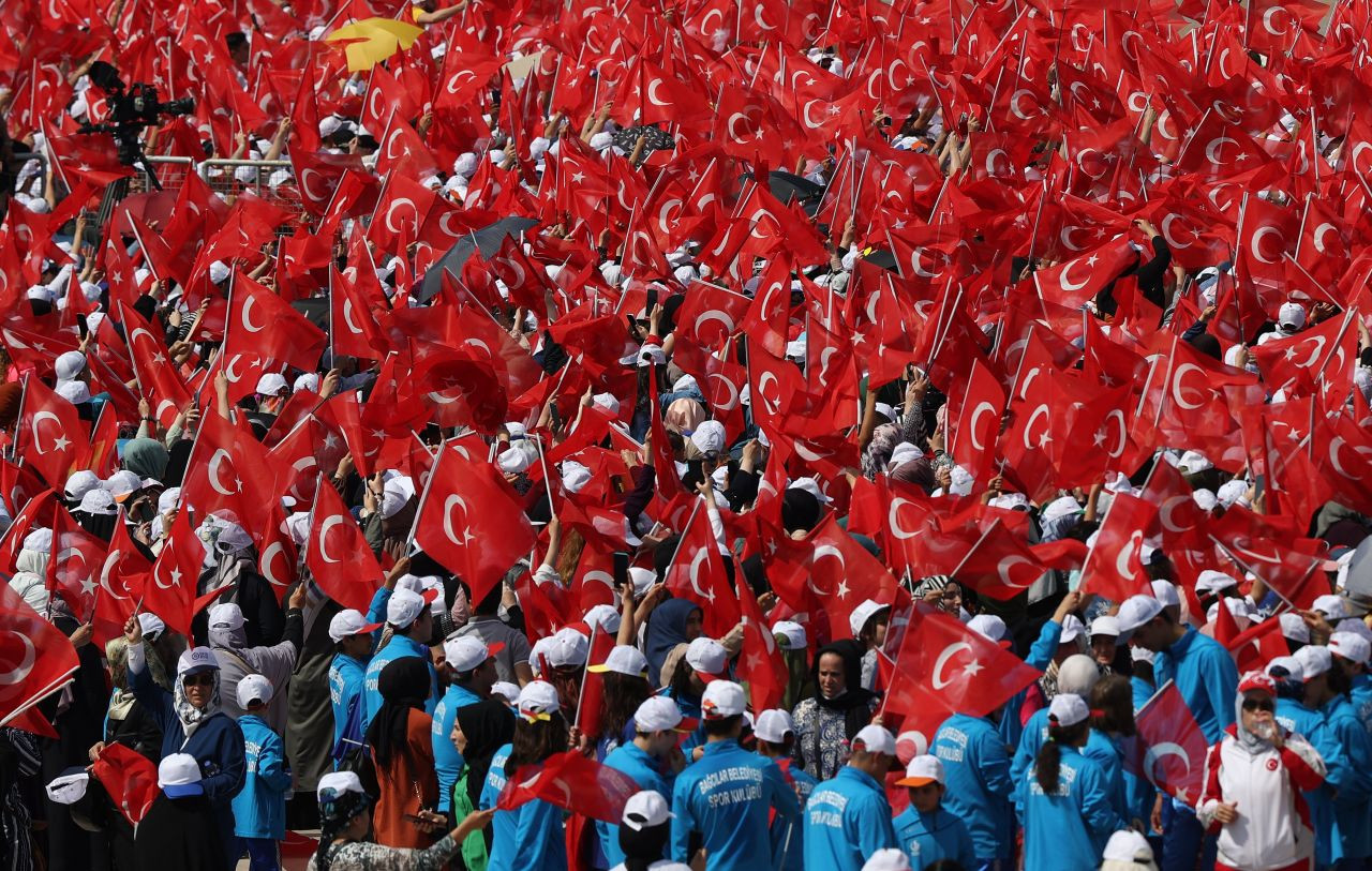 Atatürk Havalimanı Millet Bahçesi'nde ilk fidanlar bu görüntülerle atıldı. - Sayfa 16