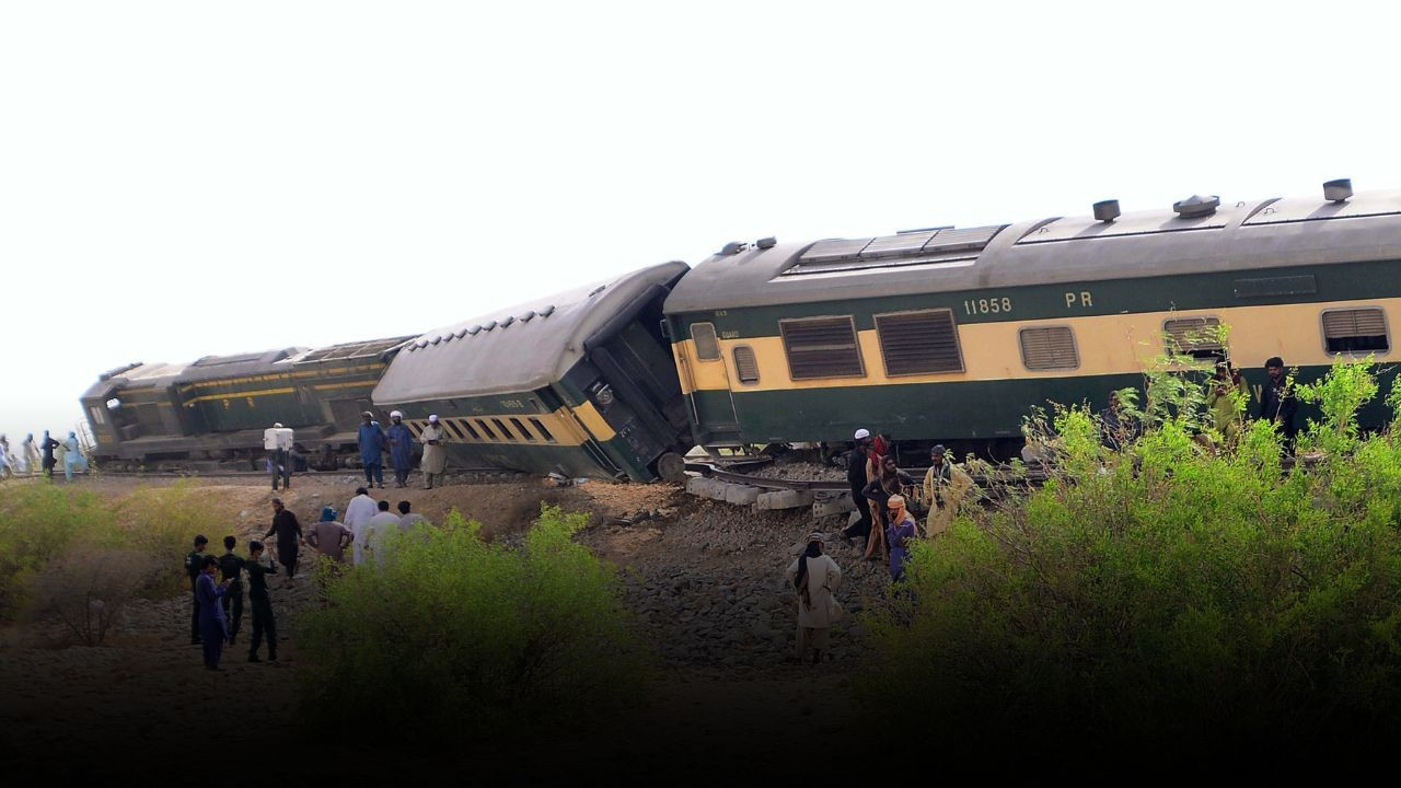 İran'da yolcu treni raydan çıktı! 17 ölü!