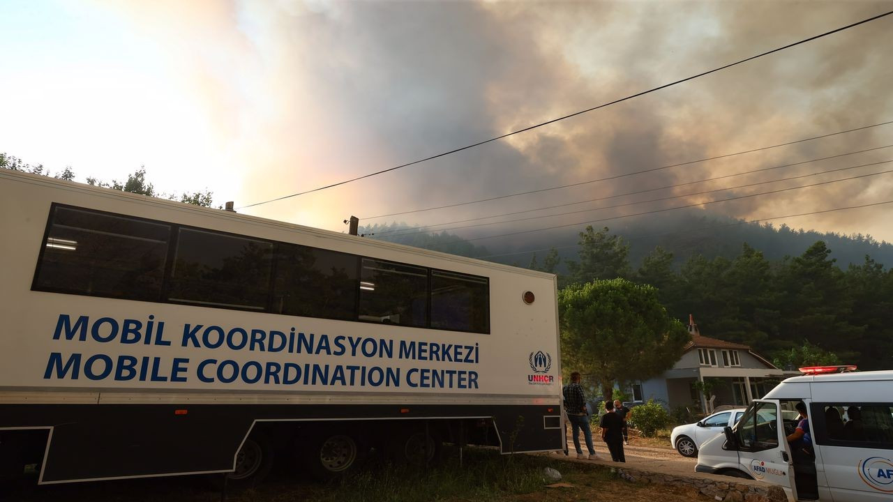 Yangın koordinasyon merkezi tahliye ediliyor