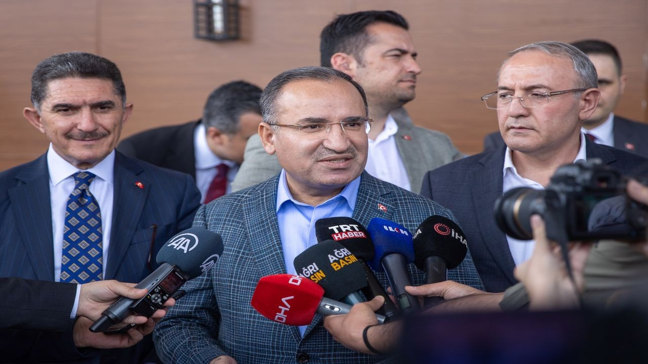 Adalet Bakanı Bozdağ, Ağrı'da gazetecilerin sorularını yanıtladı