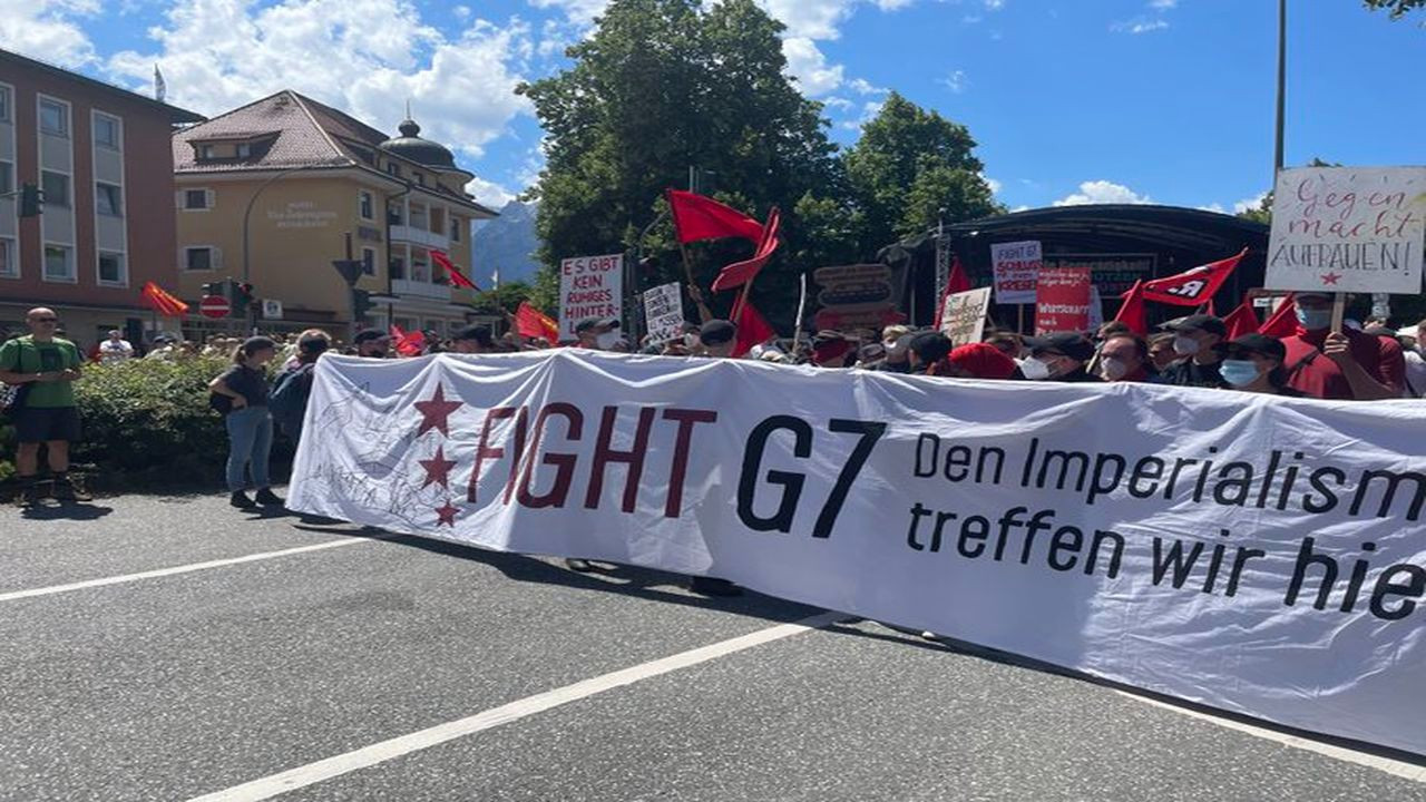 Yüzlerce kişi G7 Zirvesi'ne karşı gösteri yaptı