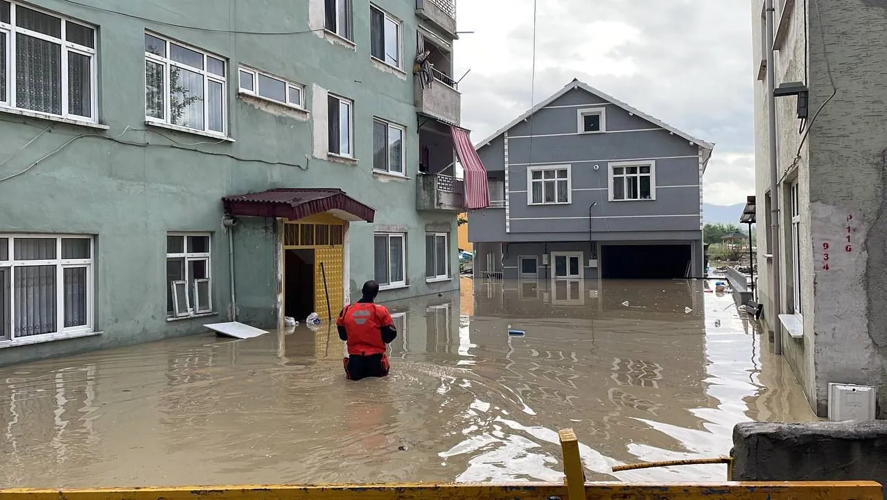 Batı Karadeniz'i sel vurdu! Bölgeden sıcak kareler!