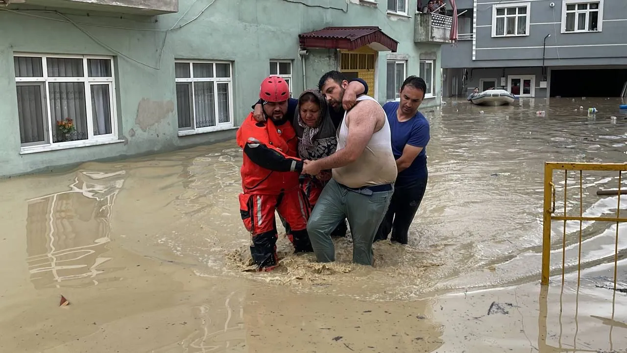 Batı Karadeniz'i sel vurdu! Bölgeden sıcak kareler!