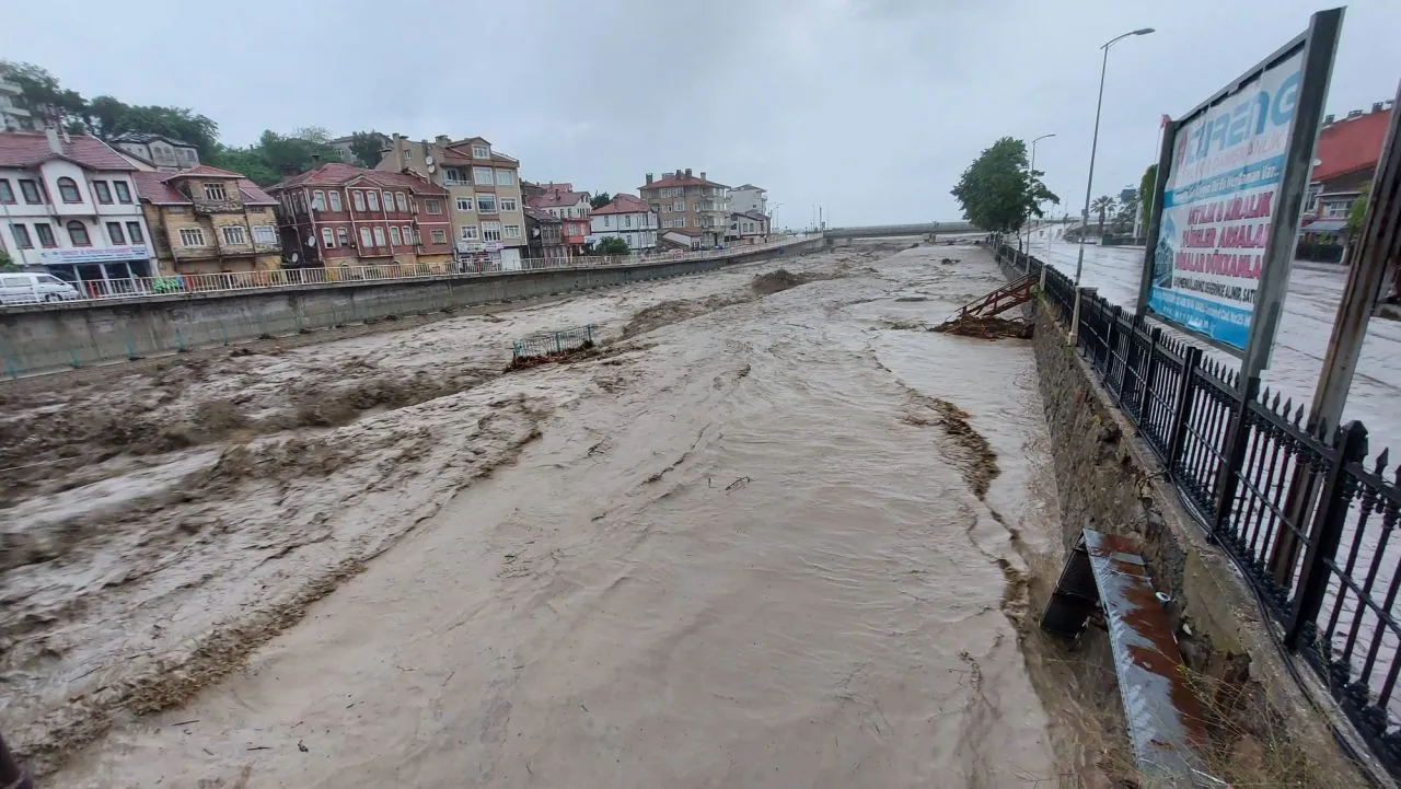 Batı Karadeniz'i sel vurdu! Bölgeden sıcak kareler!