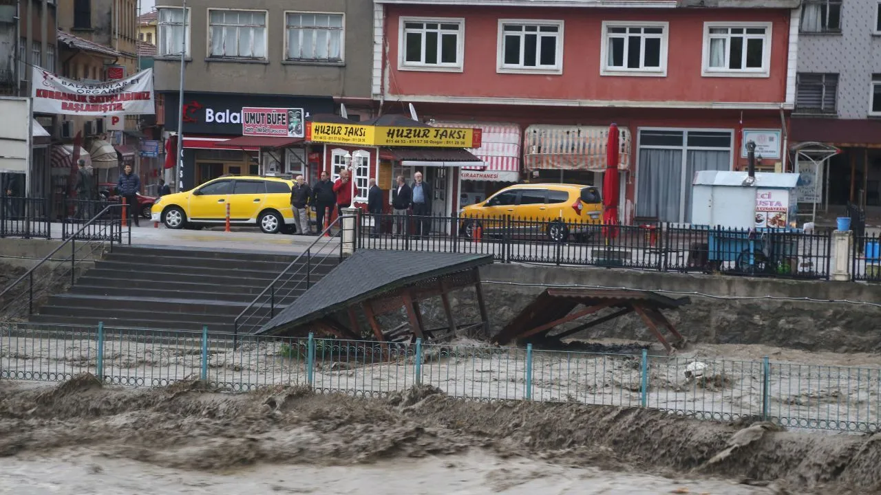 Batı Karadeniz'i sel vurdu! Bölgeden sıcak kareler!