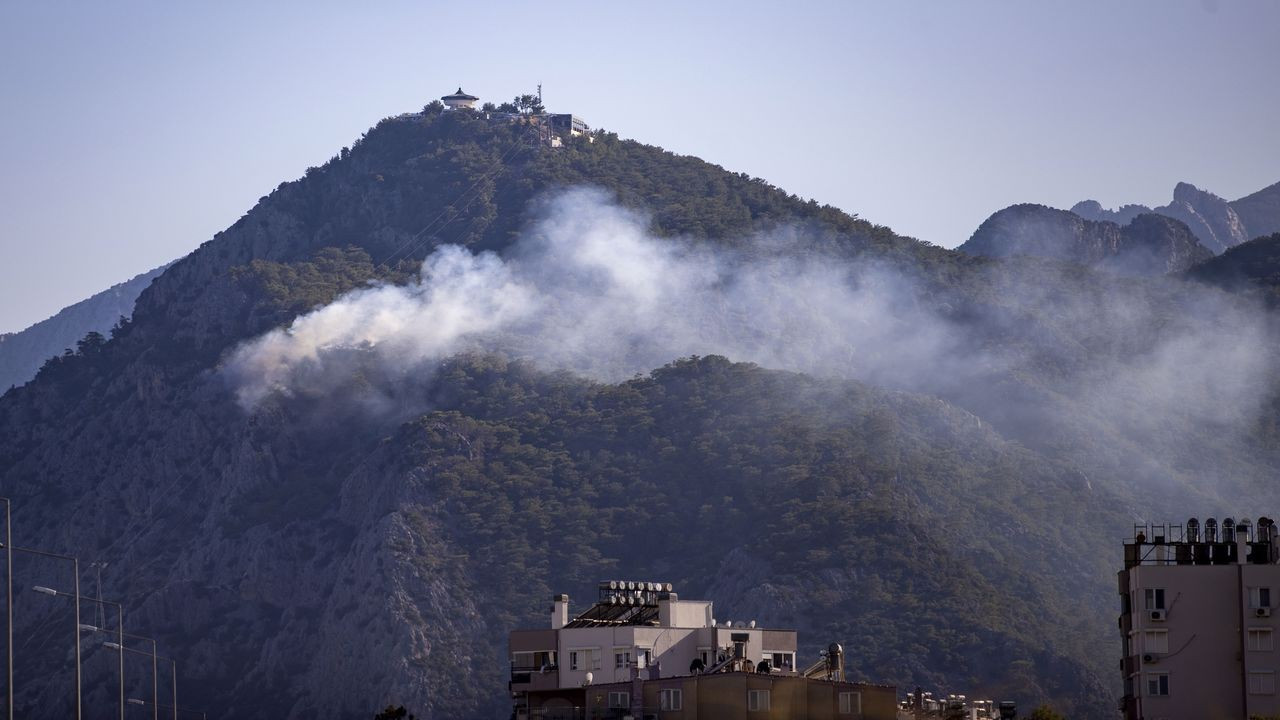 Antalya'da çıkan orman yangınına müdahale ediliyor