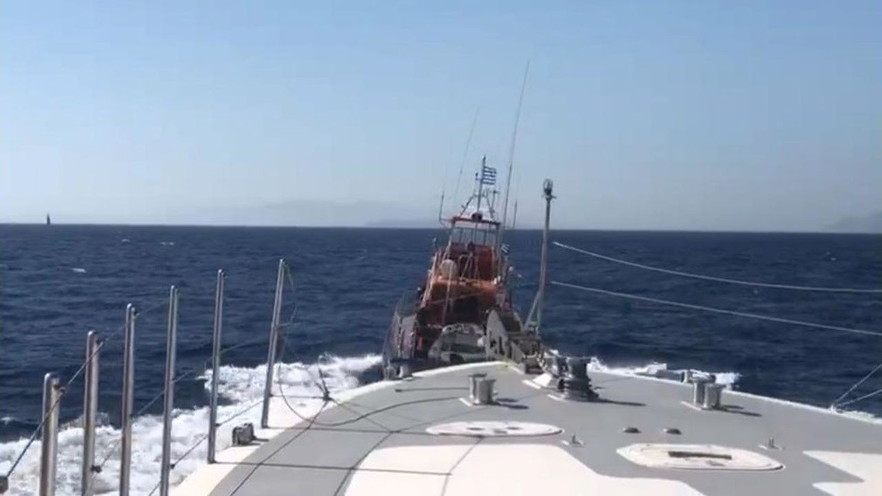 Yunan botunu Türk Sahil Güvenlik botu uzaklaştırdı