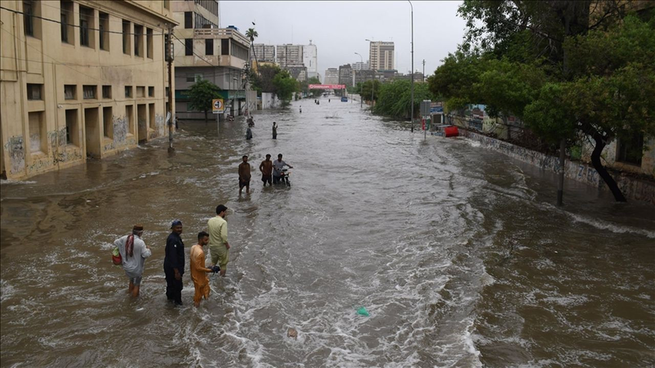 muson yağmurlarında ölenlerin sayısı 312'ye çıktı