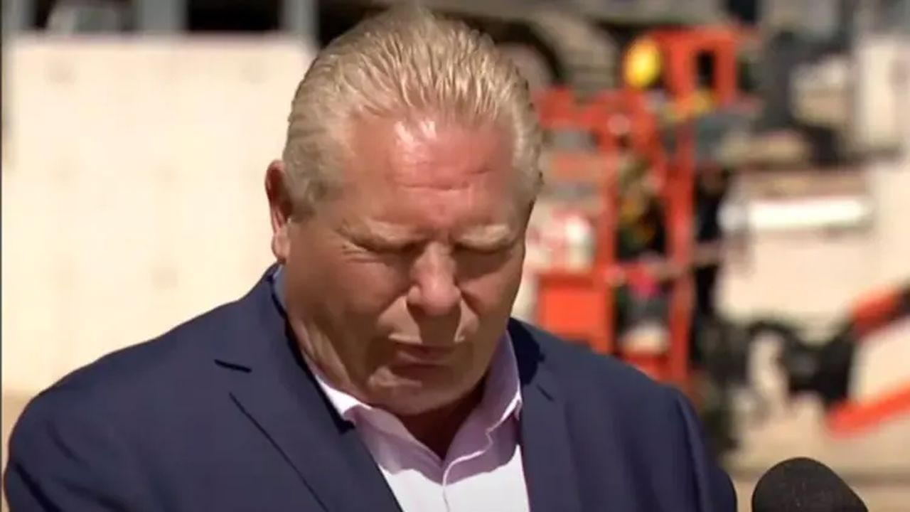 Başbakan Ford, törende konuşurken ağzına arı kaçtı