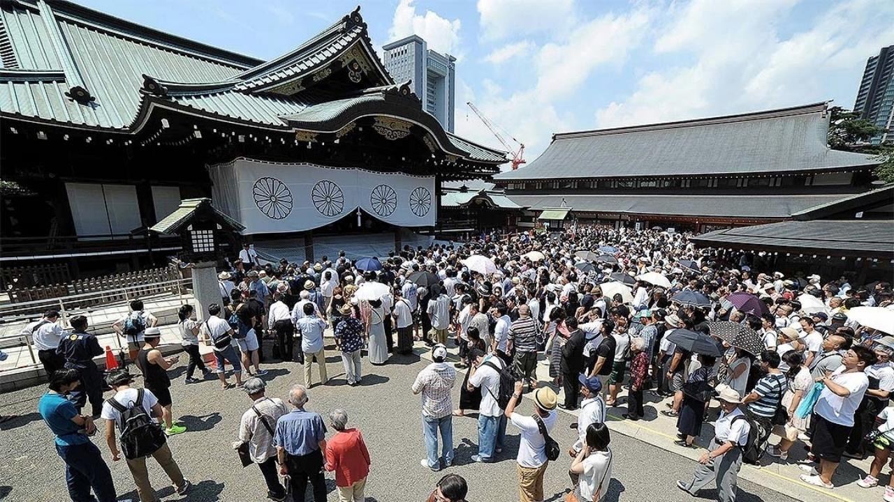 Japon bakanlardan tartışmalı tapınağa ziyaret!