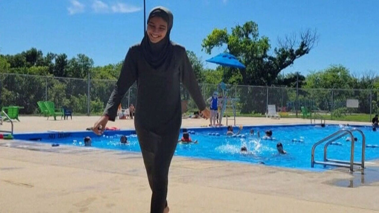 Tesettür mayolu Müslüman anne kız havuza alınmadı