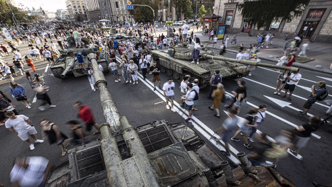 Ele geçirilen Rus zırhlıları Kiev'de sergileniyor