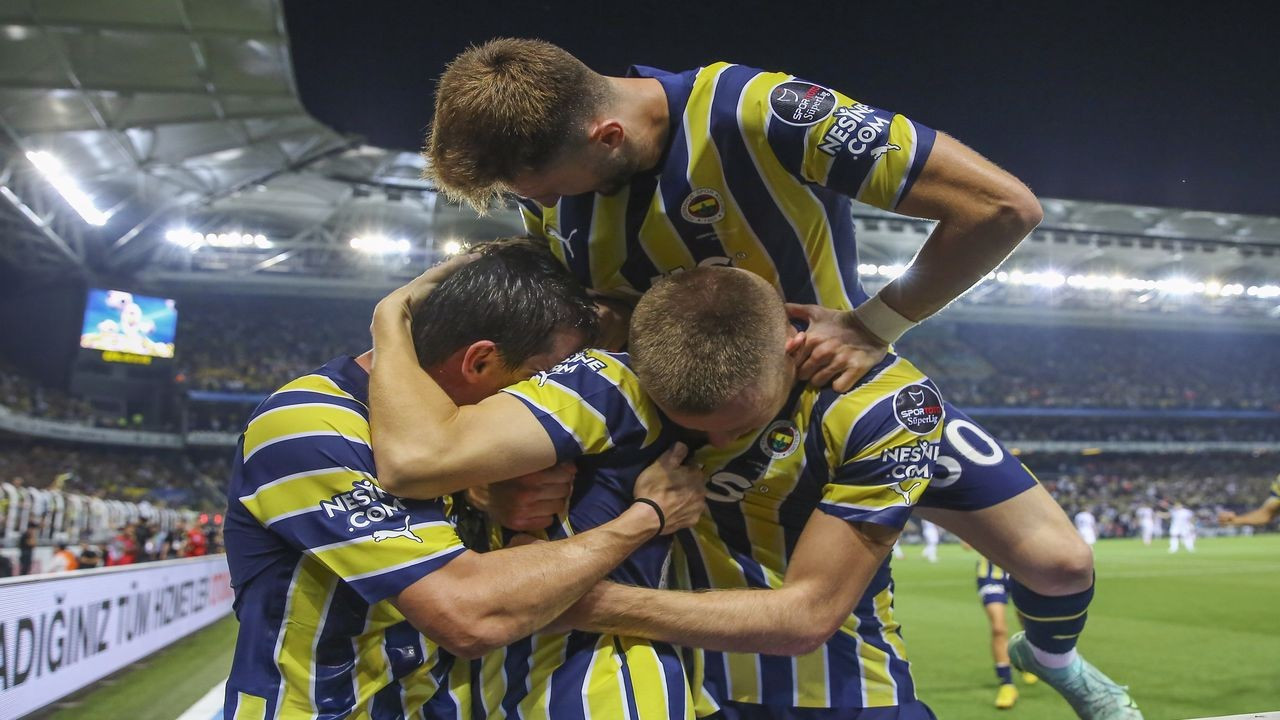 Fenerbahçe, gollü galibiyetle liderliğe yükseldi