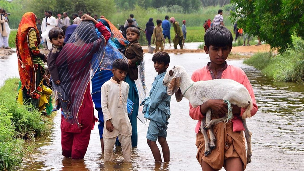 Muson yağmurlarında ölenlerin sayısı 1061'e çıktı