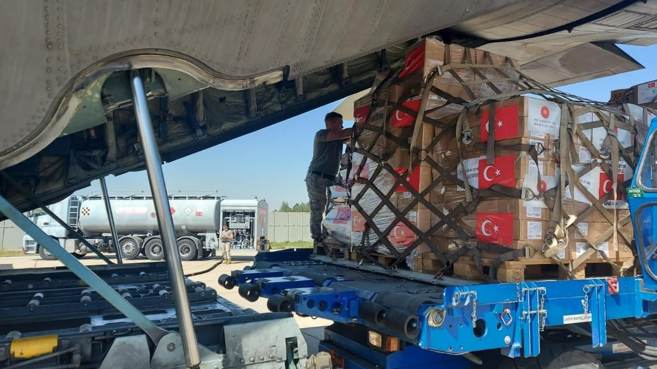 Türkiye'den 12'nci uçak Pakistan'a ulaştı