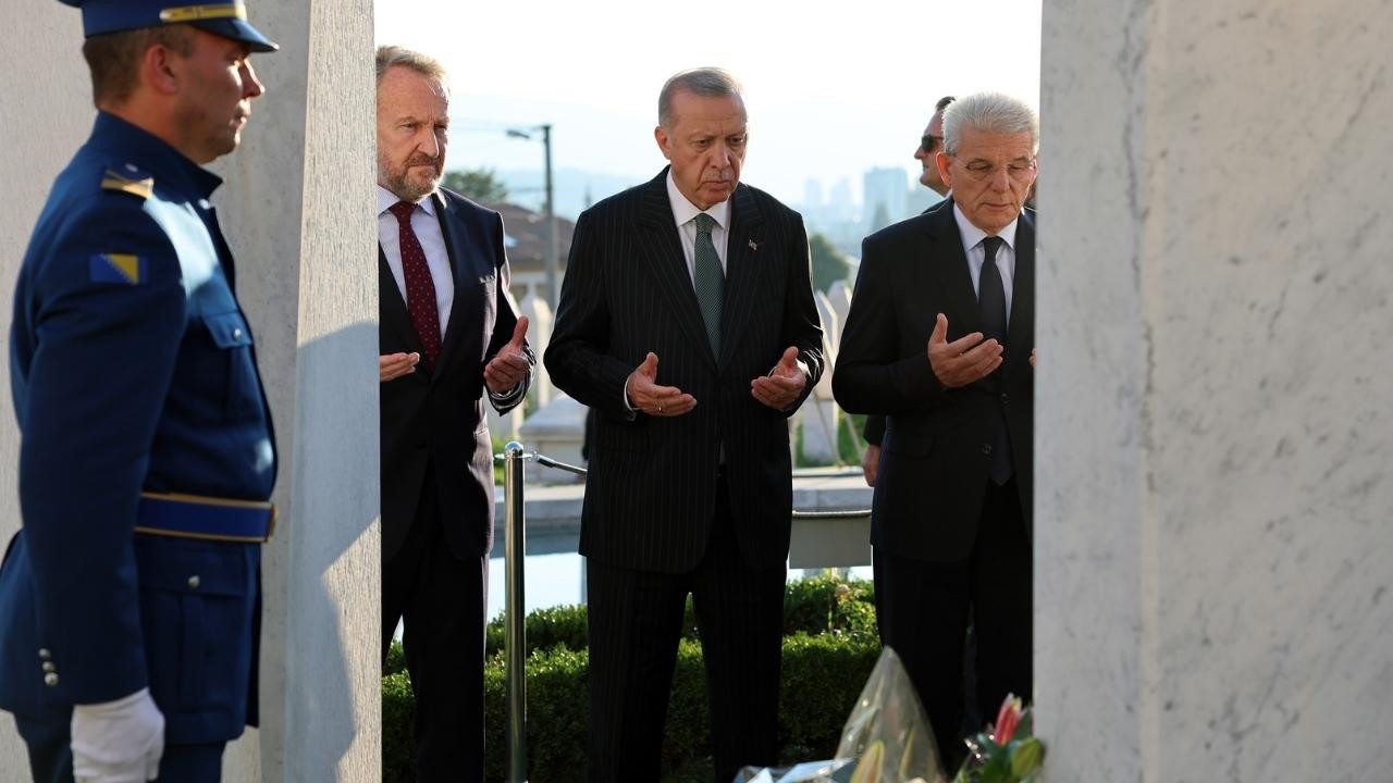 Erdoğan, İzetbegoviç'in mezarını ziyaret etti