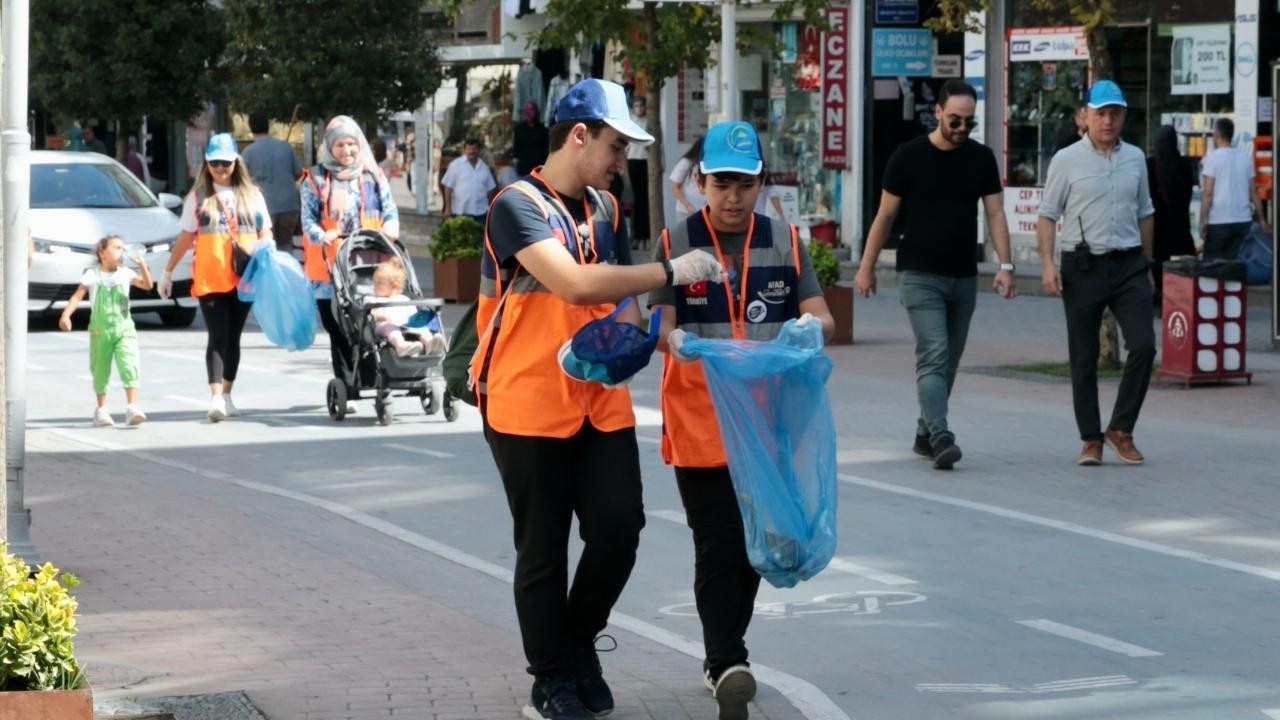 Bolu'da gönüllüler dikkat çekmek için çöp topladı!