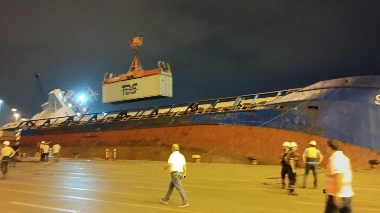 İskenderun’da konteyner gemisi battı!