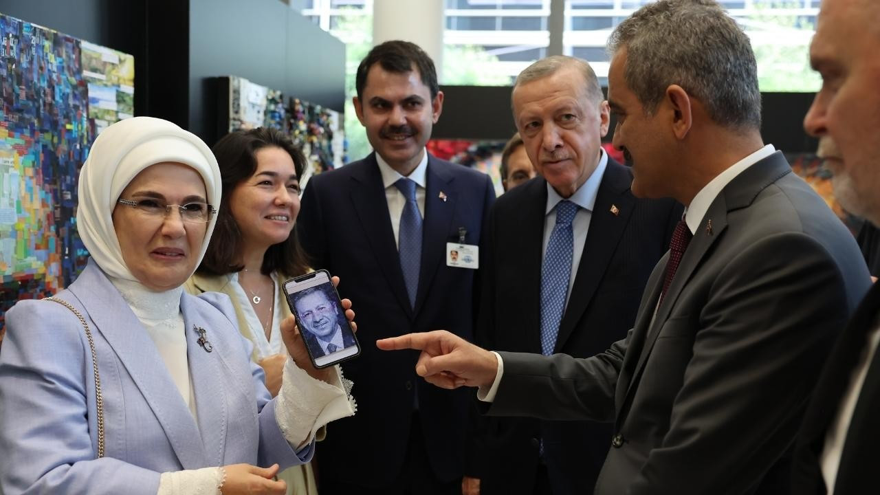 Erdoğan çifti, atık sergisini gezdi