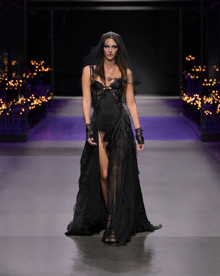 Versace, Milano Moda Haftası 2022 - Sayfa 5