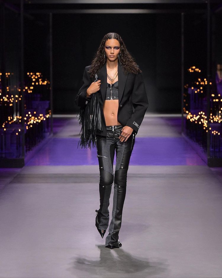 Versace, Milano Moda Haftası 2022 - Sayfa 8