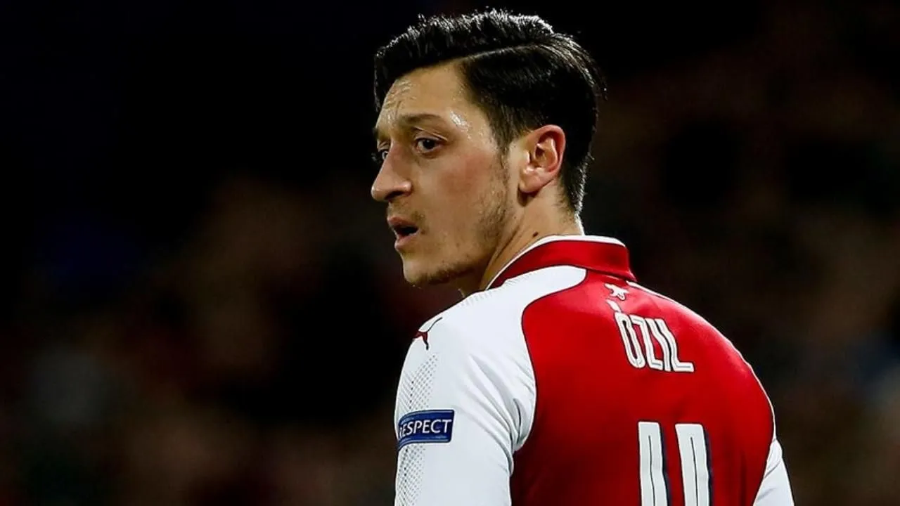 Mesut Özil'den hayranlarına üzücü haber!