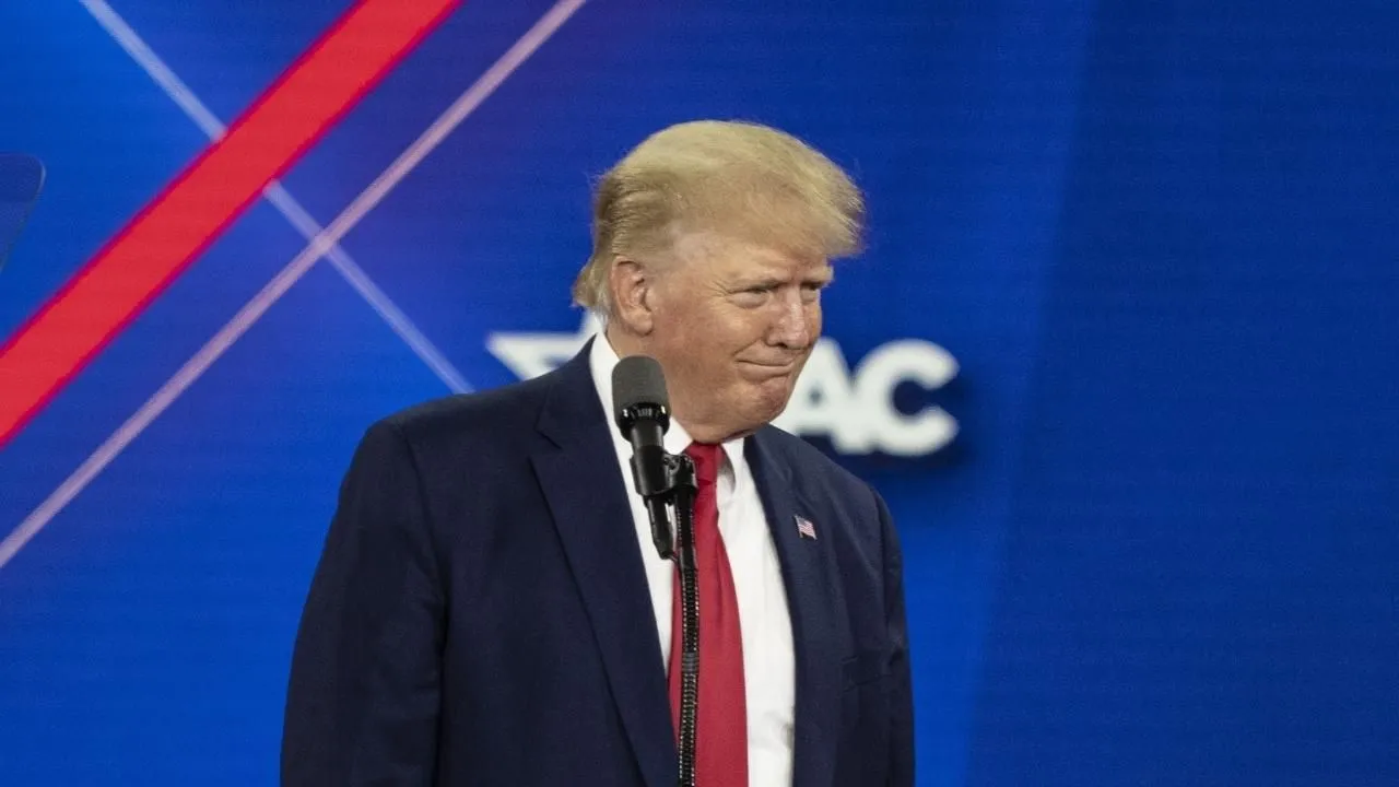 Donald Trump resmi evrakları tuvalete attı!