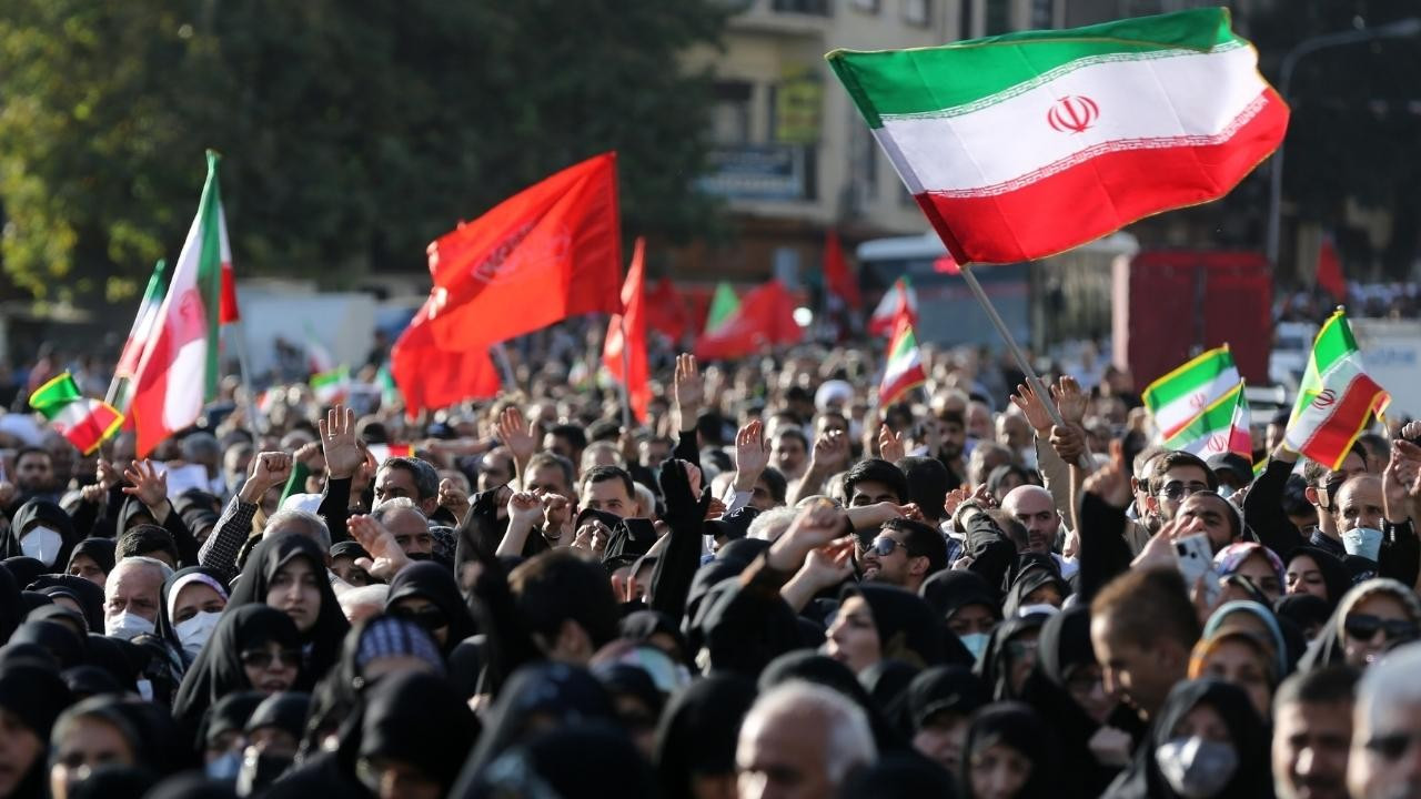 Tahran'da yönetime destek yürüyüşü yapıldı!