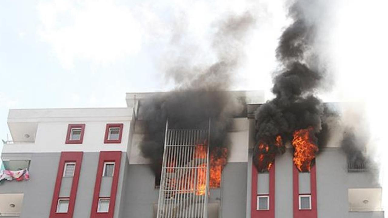 Adana'da binanın merdivenlerini ateşe verdi!