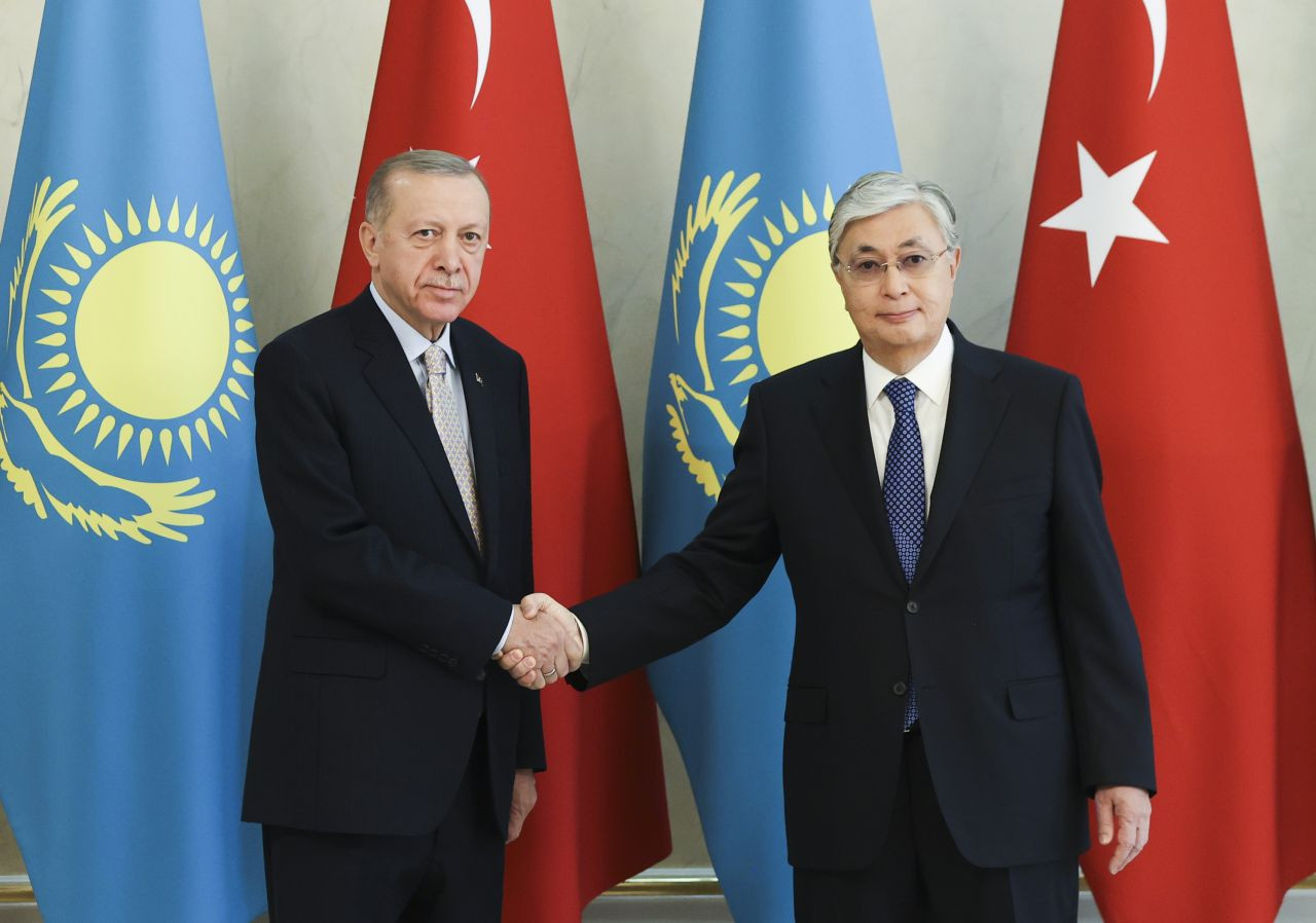 Cumhurbaşkanı Erdoğan, Kazakistan'da Cumhurbaşkanı Tokayev tarafından resmi törenle karşılandı! - Sayfa 1