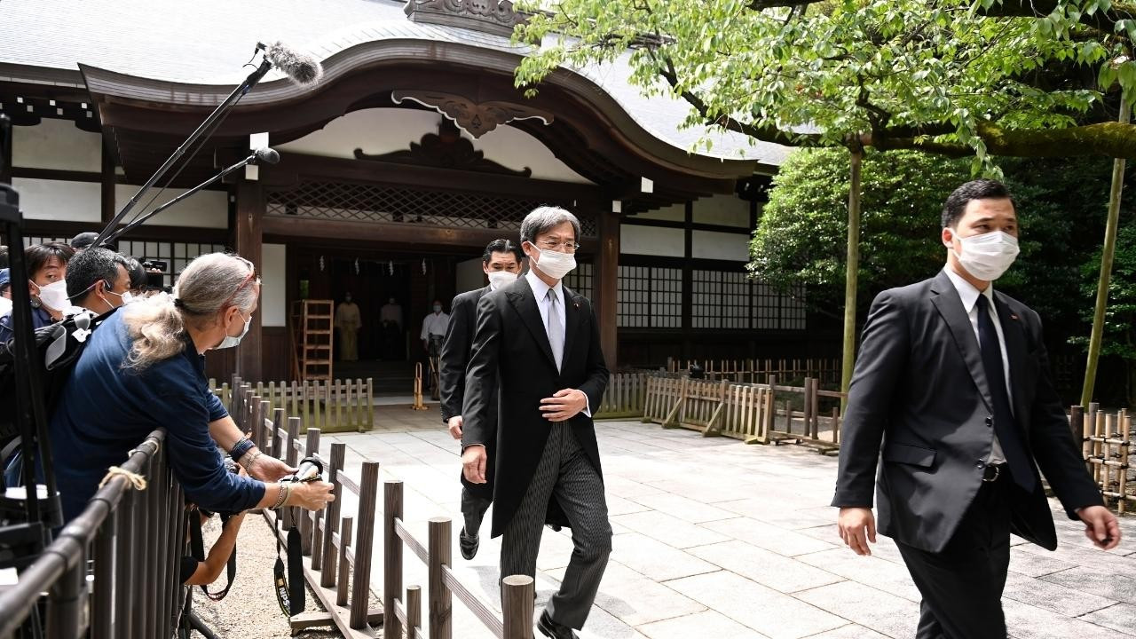 Japon vekiller Yasukuni Tapınağı'na ziyaret