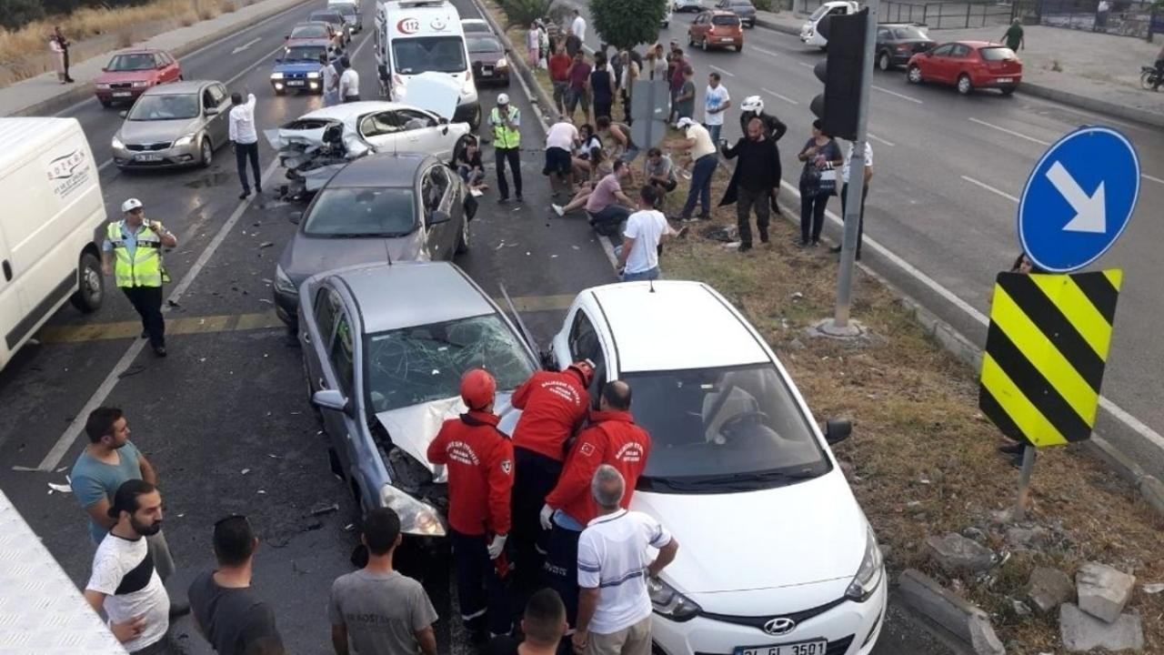 Zincirleme trafik kazasında 6 kişi yaralandı!