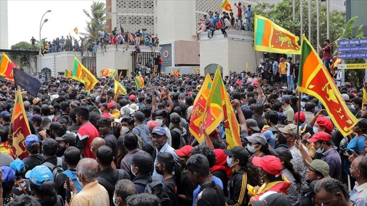 Sri Lanka'da binlerce kişi yine sokaklara döküldü!