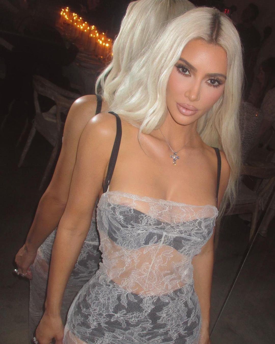 Kim Kardashian'ın koleksiyonundaki iddialı dekolte! - Sayfa 4