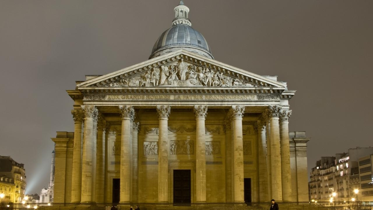 Fransız çevreci Pantheon'un çatısına çıktı!