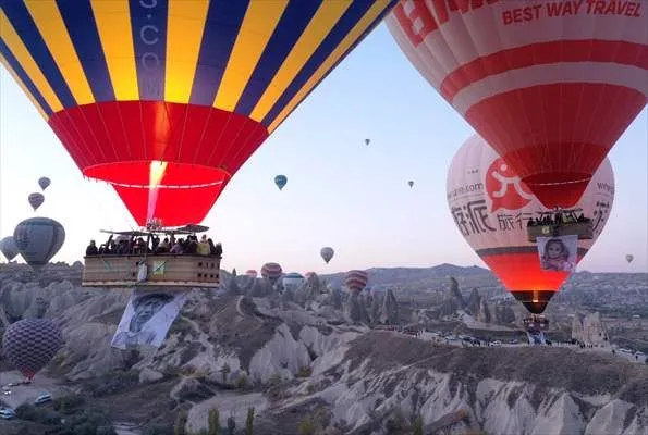 Balonların üzerinde fotoğraf sergisi!