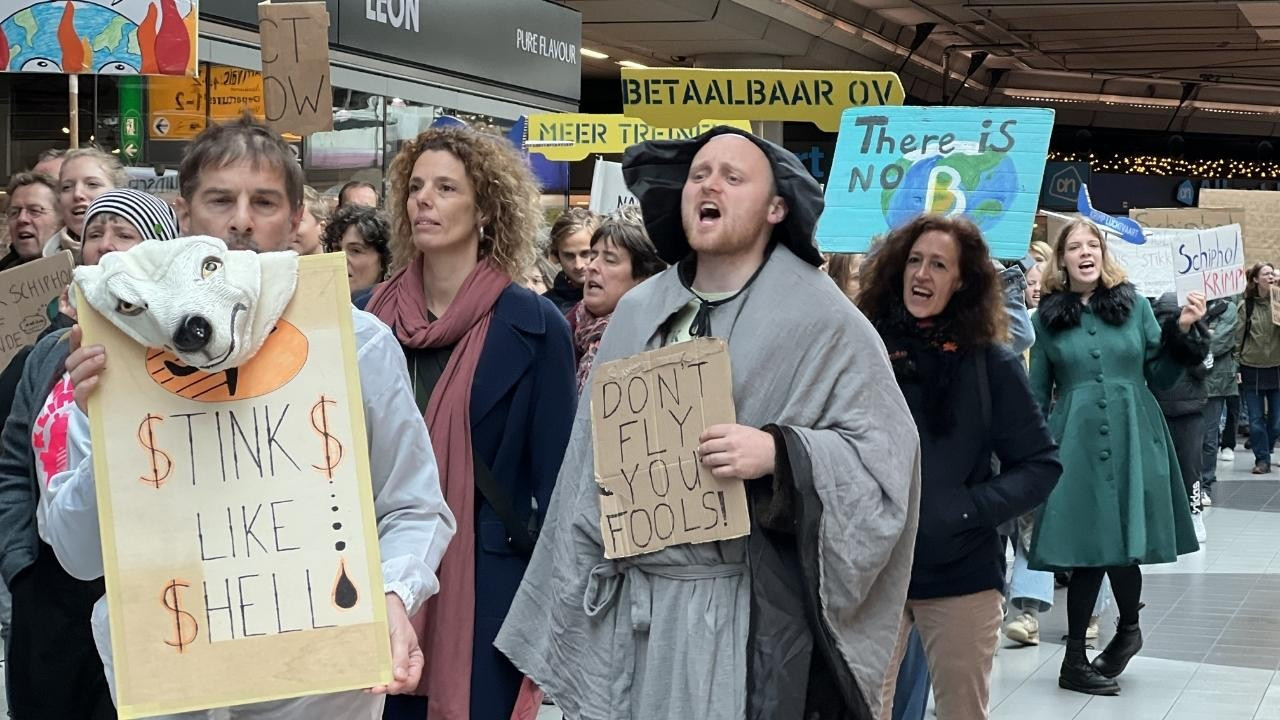 Hollanda'da çevreciler Havalimanı'nı protesto etti
