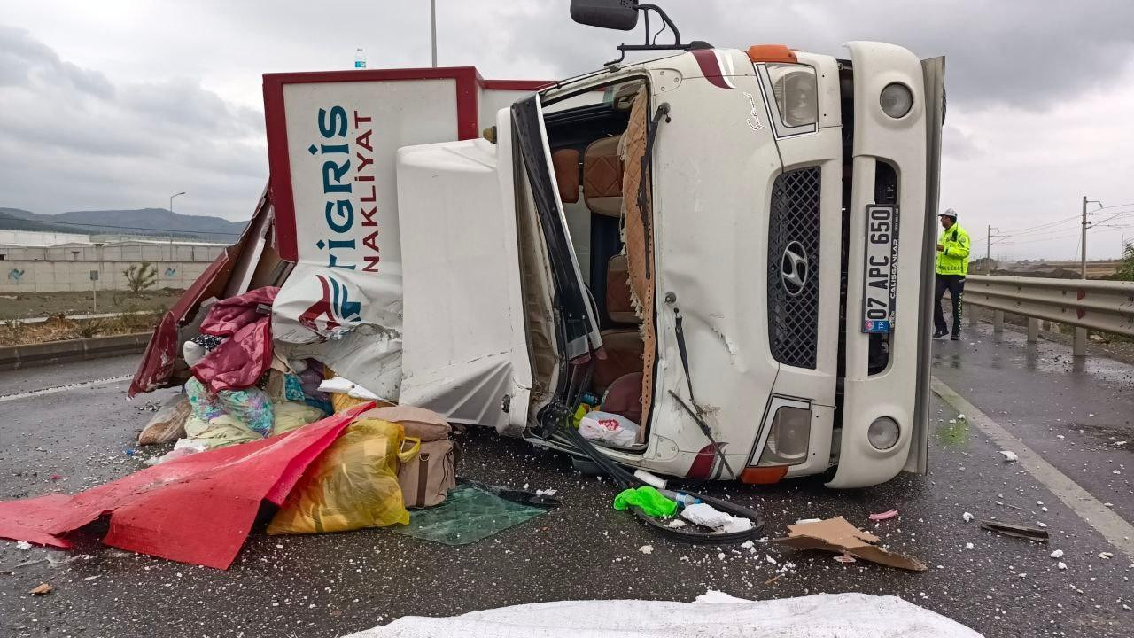 Nakliye kamyonu devrildi, 2 kişi yaralandı