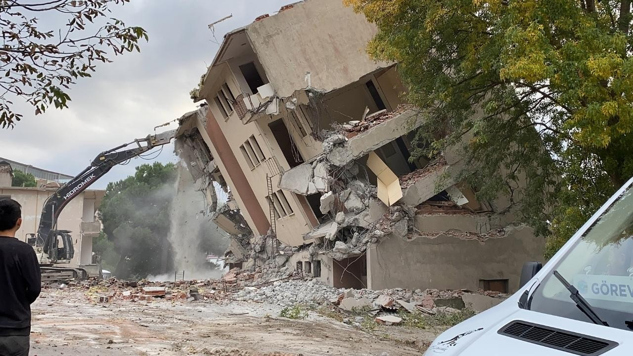 Diyarbakır'da yıkım kararlı yapılar yıkılıyor