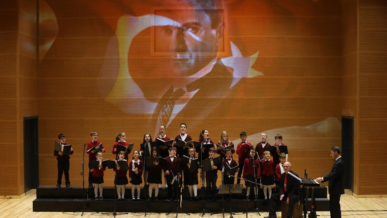 Büyük Önder Atatürk sevdiği şarkılarla anıldı!