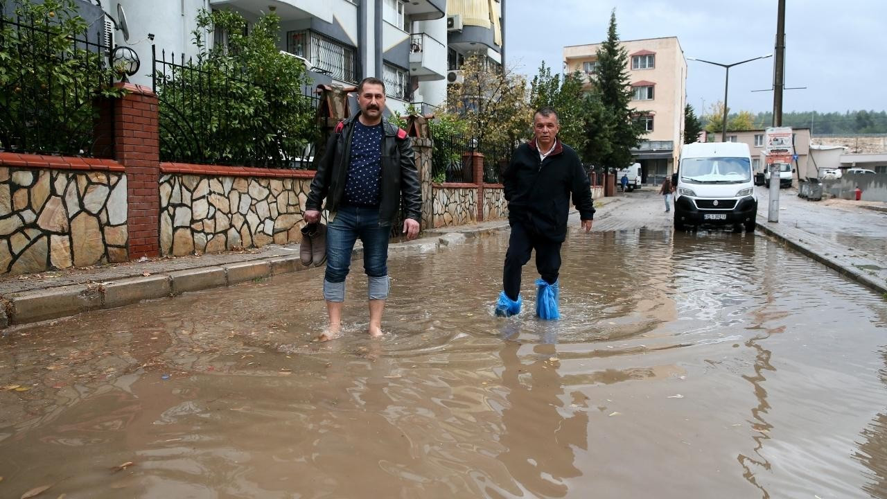 İzmir'de sağanak su baskınlarına neden oldu!