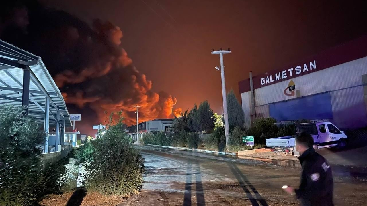 Kimya fabrikasında çıkan yangına müdahale ediliyor