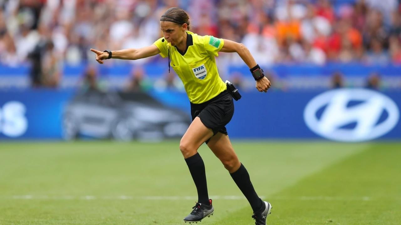 FIFA Dünya Kupası'nda ilk kadın hakem